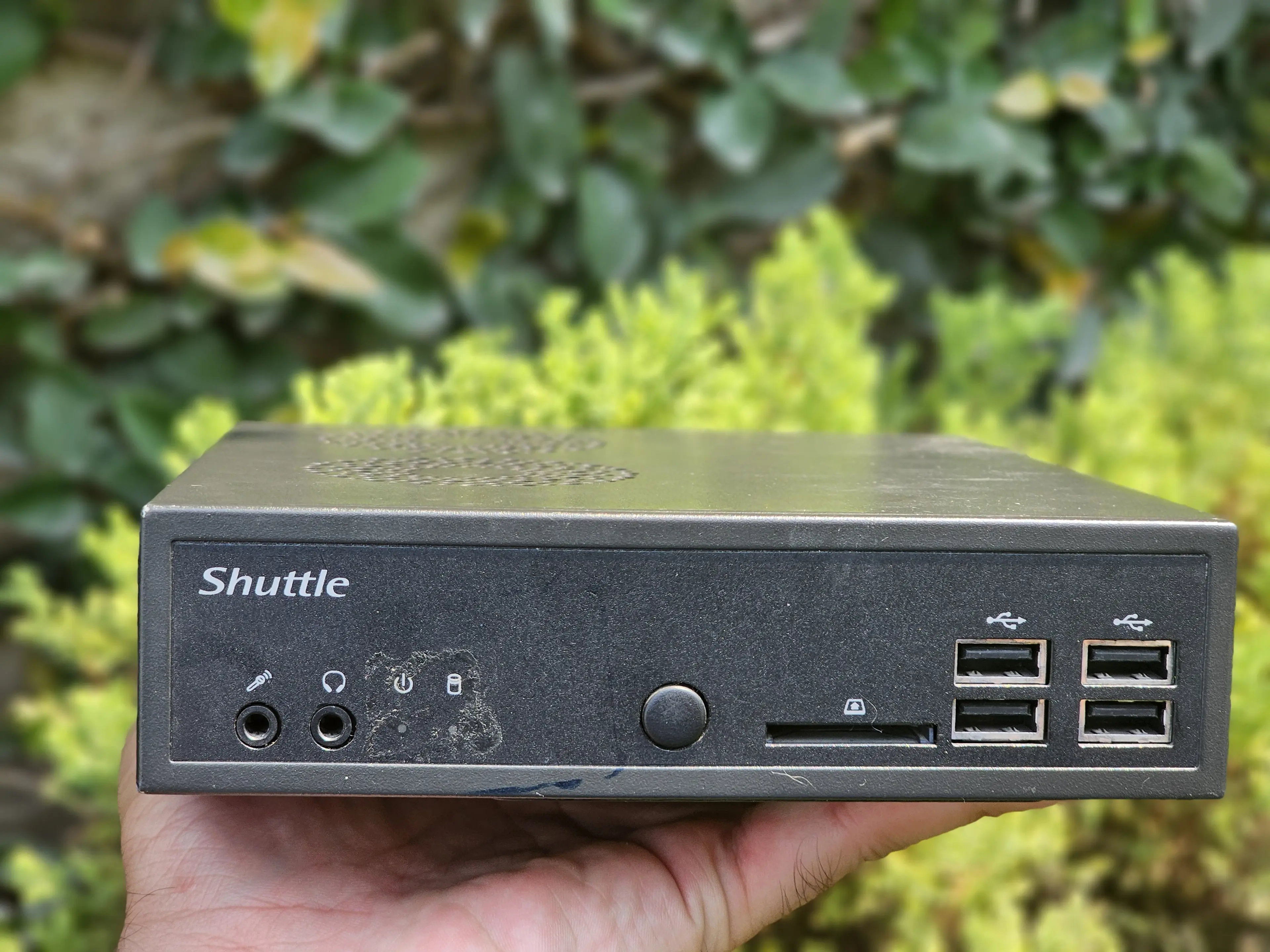 Shuttle DS-81 Front